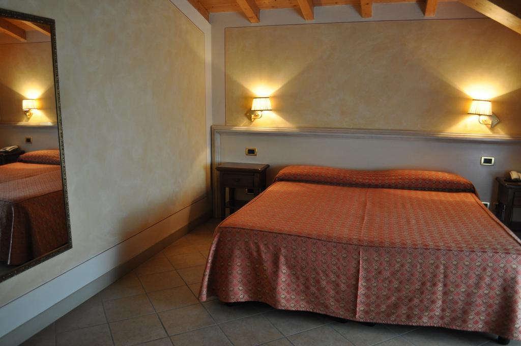 Hotel La Corte Bedizzole Стая снимка